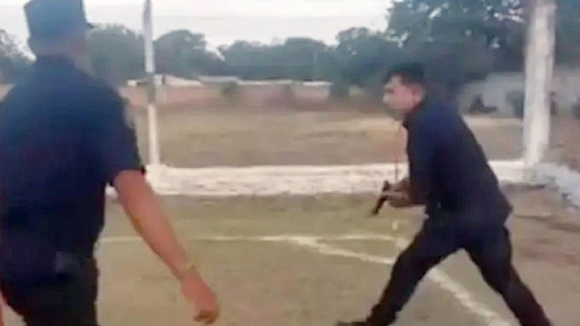 Un policía sacó su arma en medio de incidentes en un partido de fútbol
